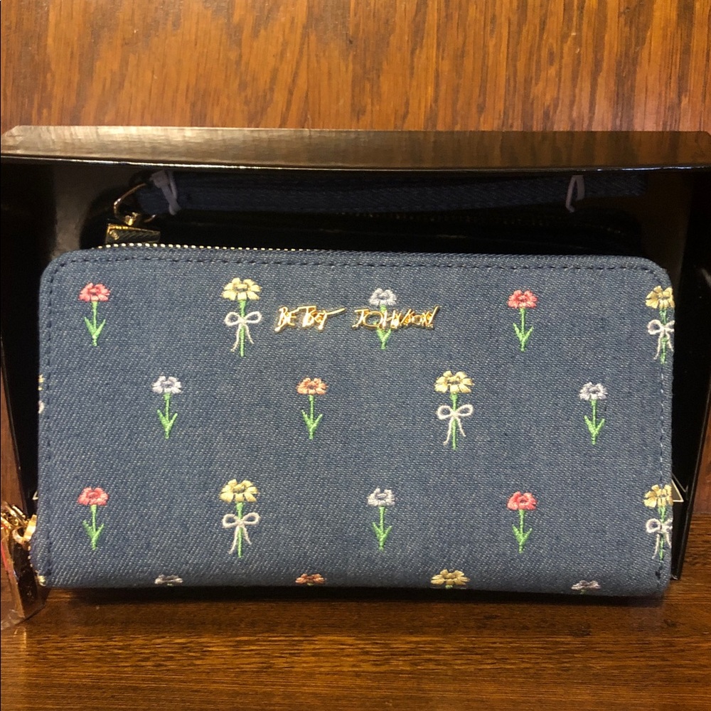 NWT-Betsey Johnson-Denim🌸Flower🌼Embroidered-Large Zip Around Wristlet Wallet-$58